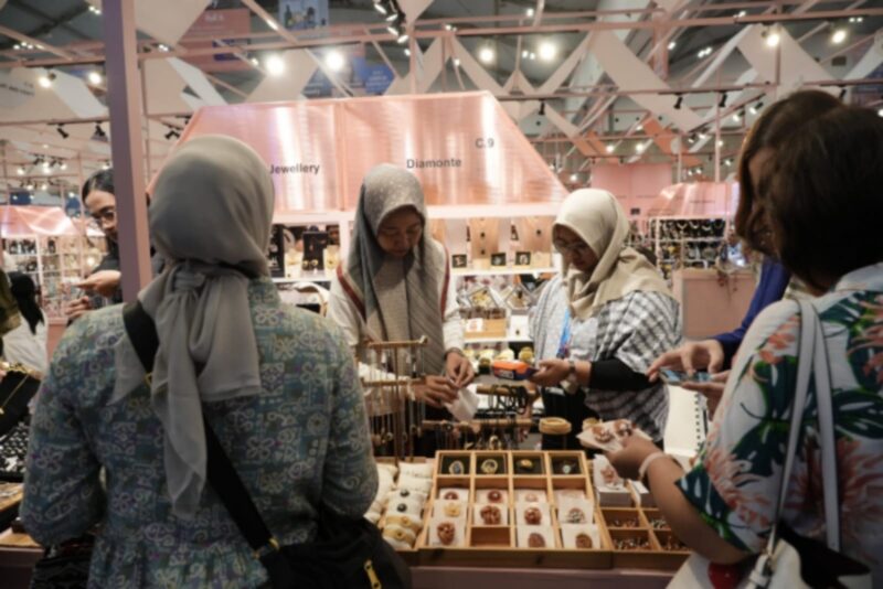 Mampu menyulap kawat tembaga menjadi perhiasan cantik dan eksklusif, brand Diamonte sukses menembus pasar. (Dok. BRI)