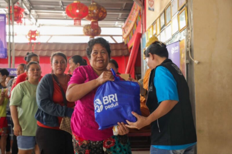 Memperingati Hari Raya Waisak yang jatuh pada Senin 12 Mei 2025, BRI Peduli menyalurkan bantuan 1.000 paket sembako bagi Ummat Budha di wilayah Tangerang. (Dok. BRI)
