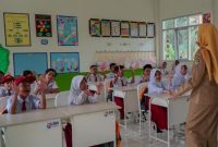 BRI Peduli salurkan beasiswa untuk 10 SD di berbagai daerah! Ini bukti nyata komitmen BRI dalam mendukung pendidikan dan menciptakan generasi unggul. (Dok. BRI)