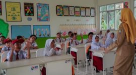 BRI Peduli salurkan beasiswa untuk 10 SD di berbagai daerah! Ini bukti nyata komitmen BRI dalam mendukung pendidikan dan menciptakan generasi unggul. (Dok. BRI)