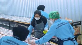 Menerima manfaat pembiayaan BRI, Jane pemilik usaha sembako Aiko Maju kini menjadi pemasok bahan baku untuk dapur umum dalam Program Makan Bergizi Gratis (MBG). (Dok. BRI)