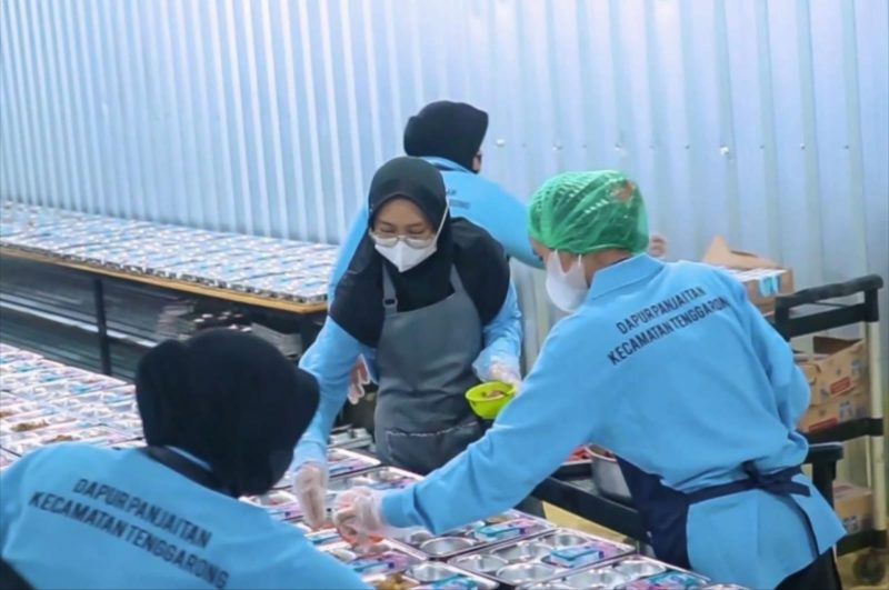 Menerima manfaat pembiayaan BRI, Jane pemilik usaha sembako Aiko Maju kini menjadi pemasok bahan baku untuk dapur umum dalam Program Makan Bergizi Gratis (MBG). (Dok. BRI)