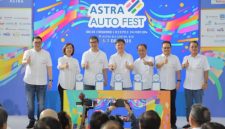 Rudy selaku Wakil Presiden Direktur Astra (tengah) berfoto bersama para direktur Astra, pada acara Opening Ceremony Astra Auto Fest 2025 di Astra Biz Center, BSD pada Jumat (05/12).