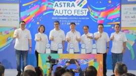 Rudy selaku Wakil Presiden Direktur Astra (tengah) berfoto bersama para direktur Astra, pada acara Opening Ceremony Astra Auto Fest 2025 di Astra Biz Center, BSD pada Jumat (05/12). 
