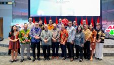 Para pengurus AIIR saat berfoto bersama usai peluncurannya di Main Hall BEI, Selasa 9 Desember 2025